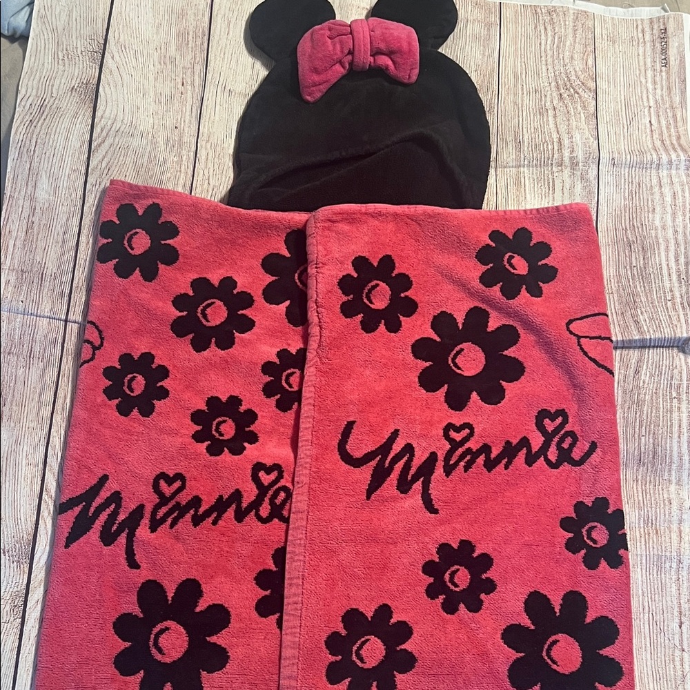 Minnie Mouse Pink and Black Towel with Hood 24x21.5"